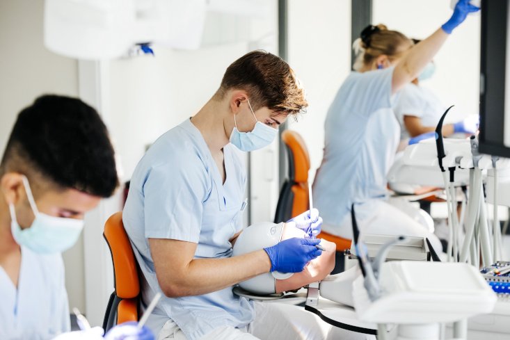 Haftpflicht - Für Zahn||medizin||studie||rende: Haftungs||risiko recht||zeitig absichern