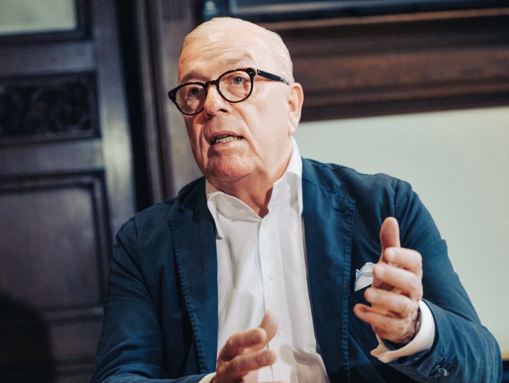 Mann mit offenem Hemd und dunklem Jackett