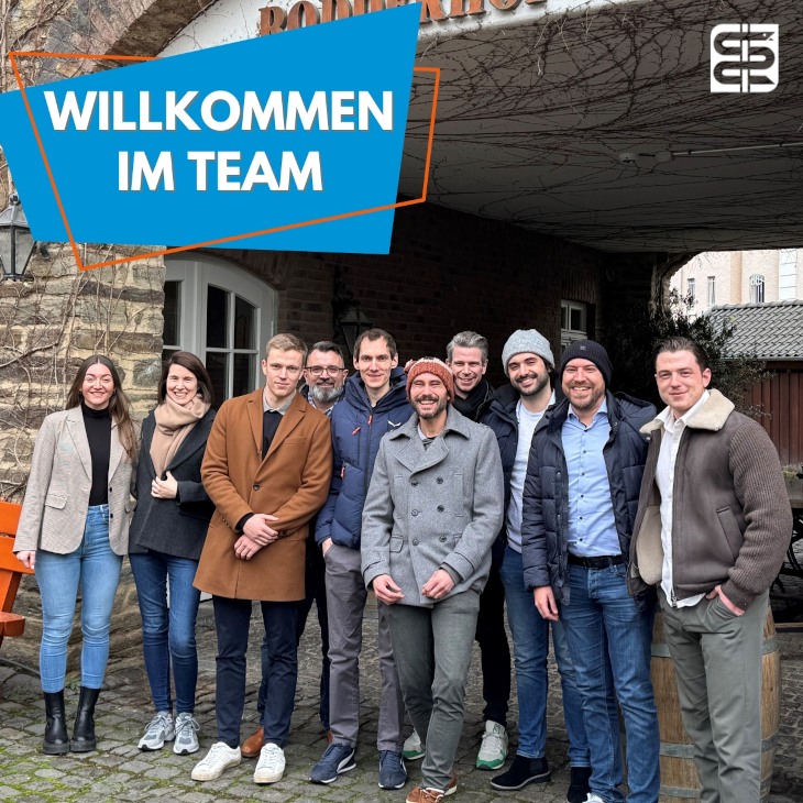 Die neuen Repräsentant:innen der DÄF sind nebeneinander aufgestellt und lächeln in die Kamera.