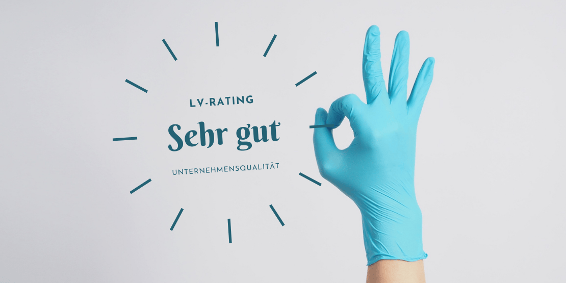 Hand mit türkisfarbenen Einweghandschuh. Daumen und Zeigefinger formen einen Ring, di anderen Finger sind nach oben gestreckt. Dieses Fingerzeichen zeigt an, dass etwas 