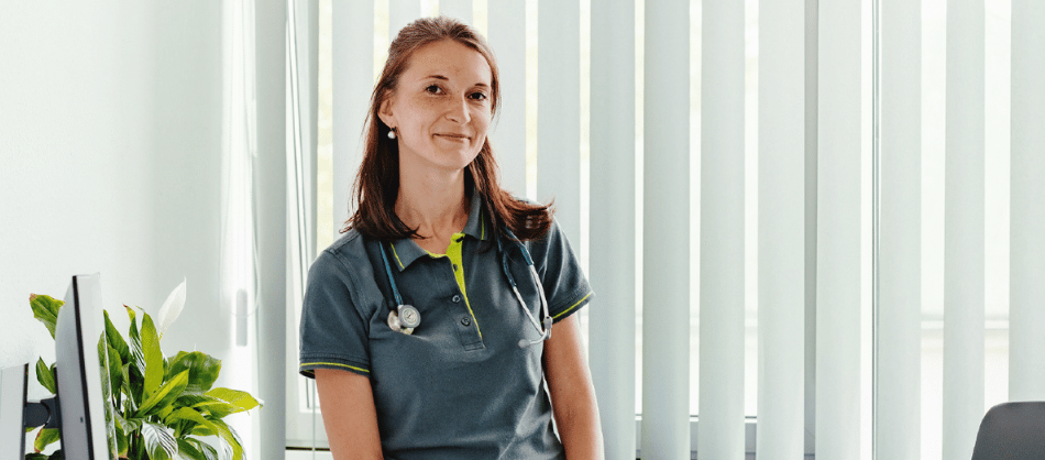 Dr. Tina Schubert-Tanovic in ihrer urologischen Praxis am Wattenmeer
