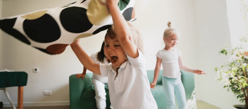 Kinder spielen im Wohnzimmer